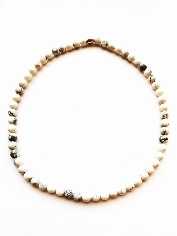 Halskette aus Howlithperlen – ESK 1001