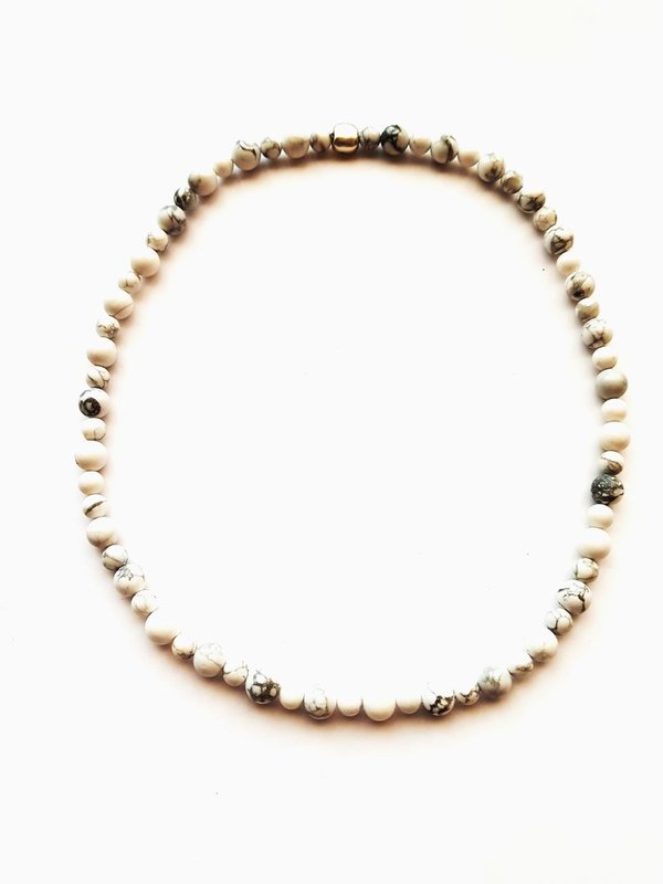 Halskette aus Howlithperlen – ESK 1002