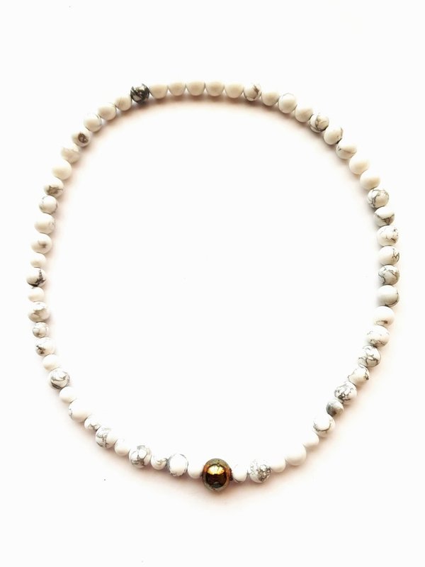 Halskette aus Howlithperlen – ESK 1009