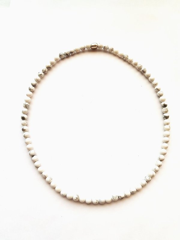 Halskette aus Howlithperlen – ESK 1010