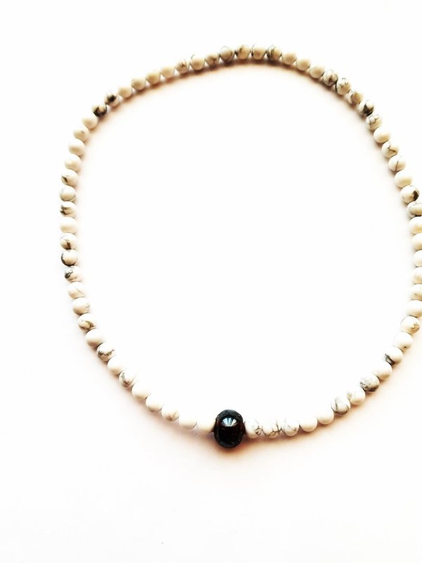 Halskette aus Howlithperlen – ESK 1012