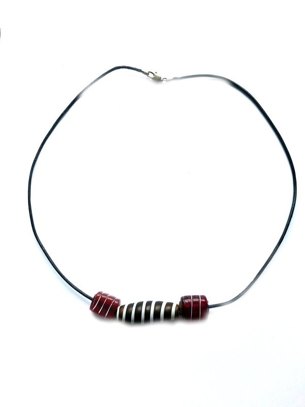 Halskette aus Lederbändchen – MSK 1009